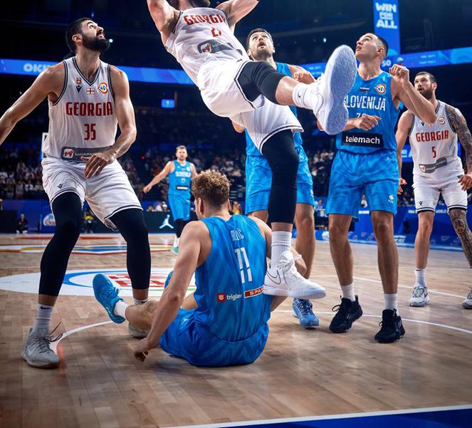 Jaki Blažiču je na svetovnem prvenstvu na tekmi z Gruzijo na hrbet padel Tornike Šengelia. | Foto: FIBA