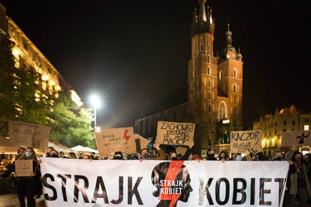 Poljsko so leta 2021 pretresali množični protesti zaradi načrtov vladajoče stranke, da močno omeji pravico do umetne prekinitve nosečnosti. | Foto: Guliverimage