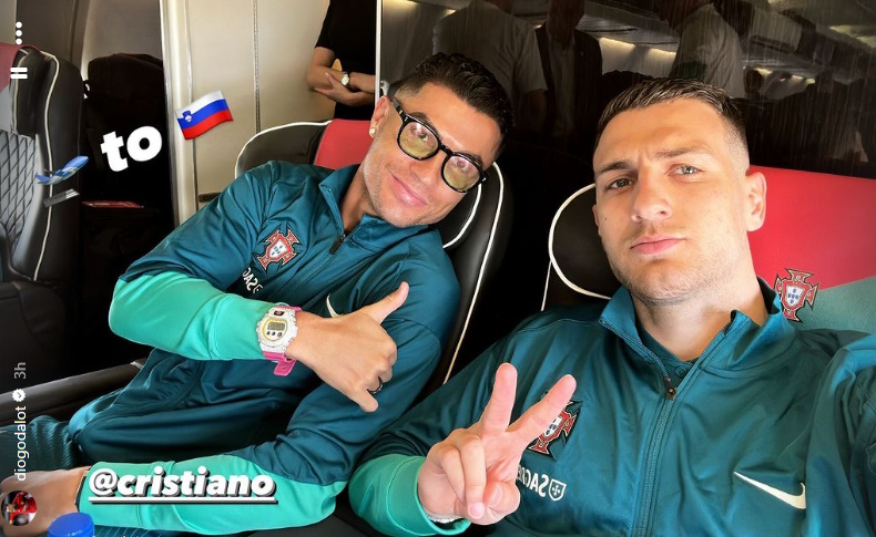 Cristiano Ronaldo no avião para a Eslovénia.  |  Foto: Instagram