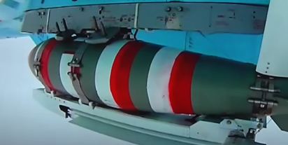 Strah in trepet ukrajinskih vojakov, še zlasti tistih na utrjenih obrambnih črtah, so ruske drsne oziroma jadralne bombe. Te bombe so v veliki meri prispevali k oslabitvi ukrajinskih obrambnih črt na fronti. V drugi fazi uporabe naj bi zid dronov postavili tudi blizu fronte, da bo uničeval ruske drsne bombe. Na simbolični fotografiji vidimo rusko drsno bombo FAB-1500. | Foto: posnetek zaslona/Youtube