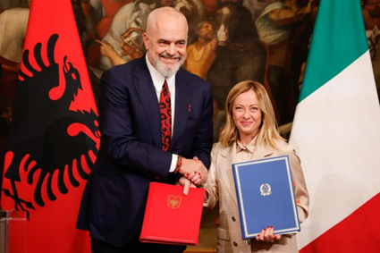 Italijanska predsednica vlade Giorgia Meloni in predsednik Albanske vlade Edi Rama ob podpisu dogovora za gradnjo dveh migrantskih centrov v Albaniji. | Foto: ANSA / NSi