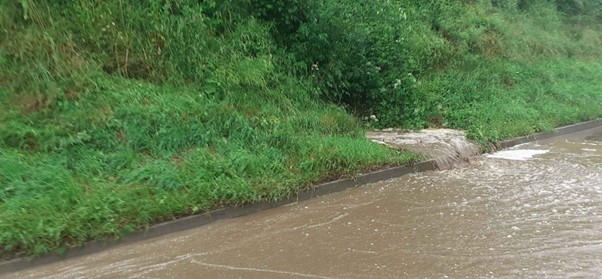 Zaradi porasta hudournikov in zastajanja vode bo potrebna tudi previdnost na cestah. Fotografija je iz arhiva.  | Foto: Koroška čveka/Meteoinfo Slovenija
