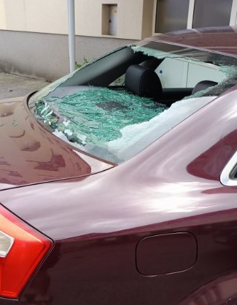 Avtomobil s popolnoma razbitim zadnjim steklom. | Foto: Shala