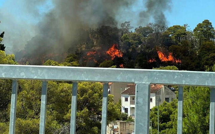 Požar Šibenik V bližini požara so hiše. | Foto: Vatrogasci 193