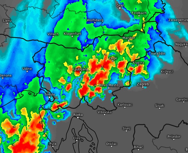 Danes popoldne bo naše kraje prešel močnejši nevihtni pas. Rdeča barva na zemljevidu pomeni močnejše padavine. | Foto: meteologix