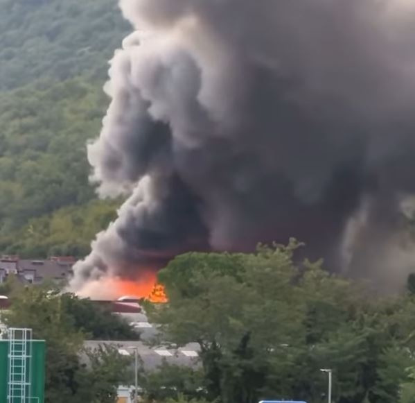 Požar so po navedbah na družbenih omrežjih pogasili v dobri uri. Video so posneli na Radiu Capris. | Foto: Radio Capris