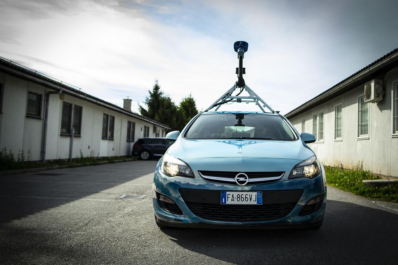 Os carros que passam atrás do Google Street View são difíceis de perder, pois carregam um enorme sistema de câmeras e outros instrumentos no teto. Via de regra, também possuem placas estrangeiras. | Foto: Ana Kovač