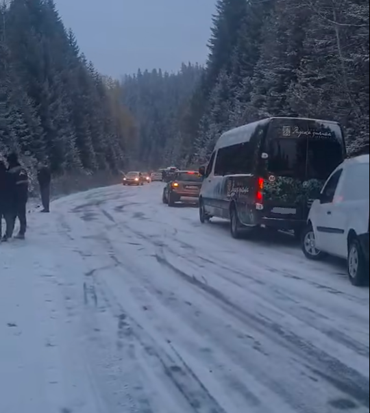 Sneženje je poskrbelo tudi za "srečanje ljubiteljev letnih gum" na cesti v okolici kraja Pale v BiH. | Foto: CRNA Hronika BIH / FB