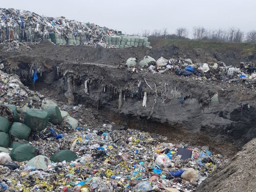 Predkazenski postopek zaradi suma nezakonitega zakopavanja odpadkov na Kostakovi deponiji še teče