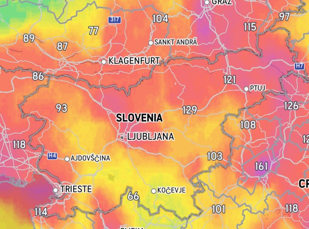 Trenutna kakovost zraka v Sloveniji. Zelena barva nakazuje zmerno kakovost zraka, rumena slabo, rdeča nezdravo, vijolična pa zelo nezdravo. | Foto: Accuweather.com