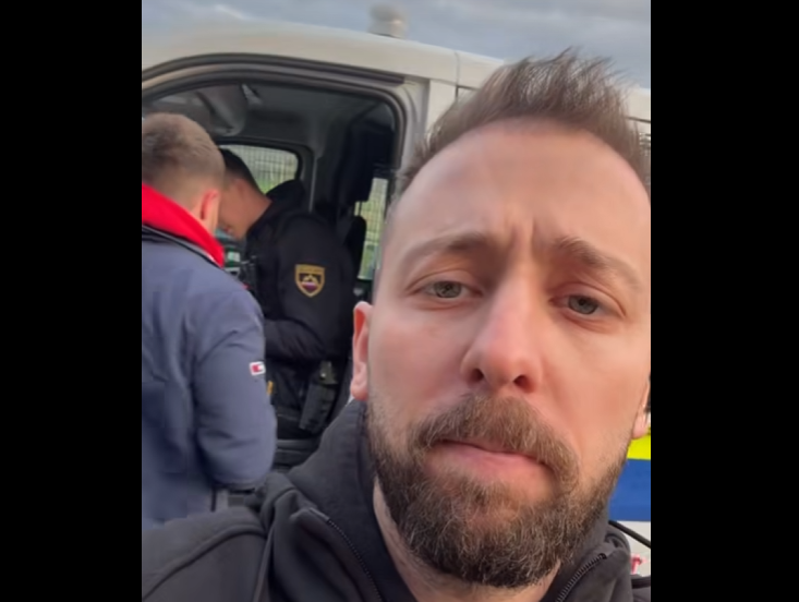 Aleksandar Repić na Vranskem pred policijskim vozilom. Repić je v zadnjih letih na družbenih omrežjih znan predvsem kot internetni aktivist, ki občasno hodi po robu zakona, kar je sicer zapuščina iz njegovih preteklih viralnih podvigov, ki se jih je loteval še kot član pobalinskega dueta Pici in Pero Show, pri katerem je sodeloval z znanim slovenskim YouTuberjem Perom Martićem. Repić je bil v preteklosti sicer obsojen zaradi različnih kaznivih dejanj in v zaporu na Dobu prestajal zaporno kazen. Leta 2008 je bil še kot mladoletnik vpleten tudi v vandalizem s tragičnim koncem, ko so z več prijatelji z bencinom polili in zažgali barako, a niso vedeli, da v njej spi brezdomec. Ta je v požaru umrl.  | Foto: Facebook Aleksandar Repić / Posnetek zaslona