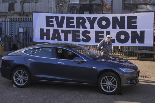 Vandalizem nad vozili podjetja Tesla | Foto: Guliverimage