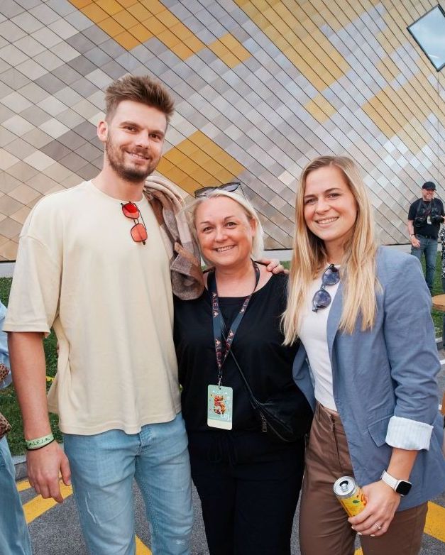 Vodja marketinga v ALEJI Klavdija Miklavžin Javornik (na sredini) v družbi Tea Čeha (člana Dunking Devils) in umetnostne drsalke Pine Umek. | Foto: Janez Štrukelj / ALEJA