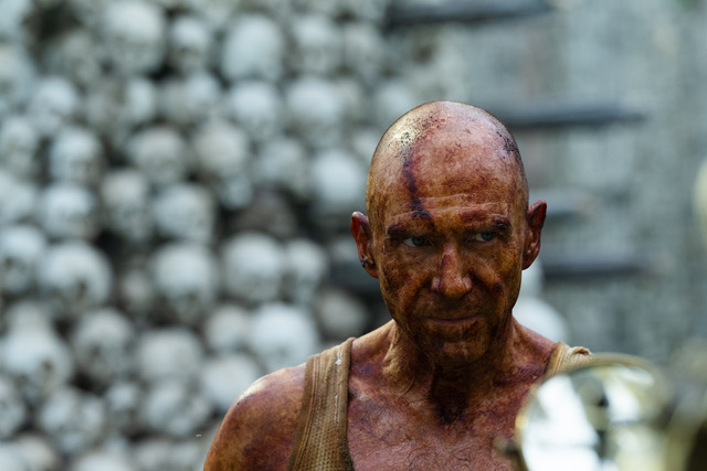Ralph Fiennes se pojavi v drugem delu filma in povsem proti pričakovanjem filmu doda strukturo, srčnost in sočutje. | Foto: Jučer