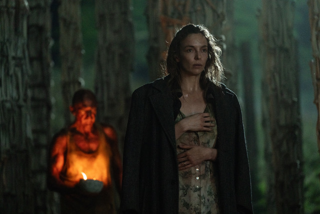 Jodie Comer se izkaže v zanjo povsem nevsakdanji vlogi in pusti močan pečat na zgodbi. | Foto: Jučer