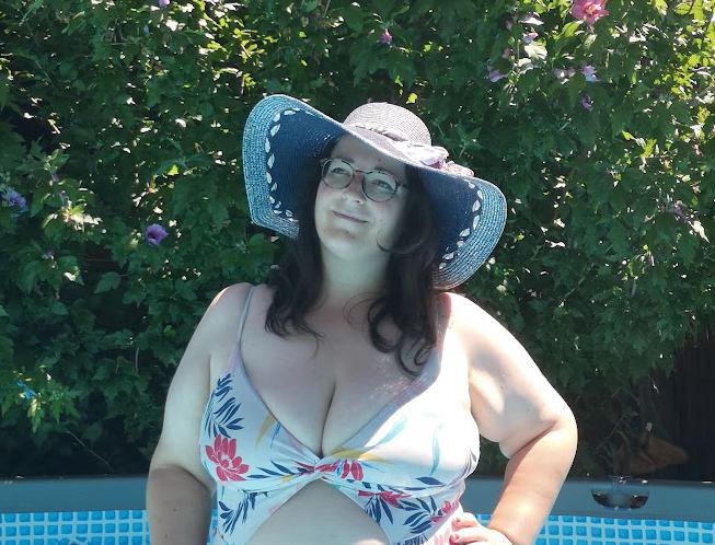 Ko je Katarina Oman, na Instagramu poznana kot Avo Kati, sredi vsakdanjega kaosa med pleničkami in otroškimi obroki tehtala več kot 140 kilogramov, se je odločila, da si želi nekaj več – zase, za svoja sinova, za boljše življenje. S svojo zgodbo danes navdihuje več tisoč sledilcev na družbenih omrežjih. | Foto: Društvo Biti novinar