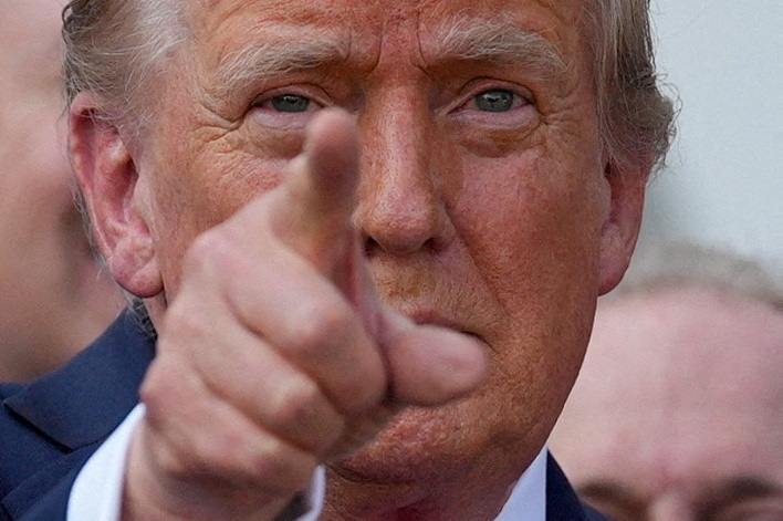 Ameriški predsednik Donald Trump je napovedal skrajšanje roka, ki ga je pred časom dal ruskemu kolegu Vladimirju Putinu za dosego premirja v Ukrajini. | Foto: Reuters