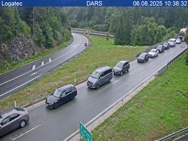 Zaradi nesreče nastajajo zastoji. Na fotografiji cesta A1/ E61/ E70, Ljubljana–Koper, Logatec–pogled proti avtocesti.  | Foto: DARS