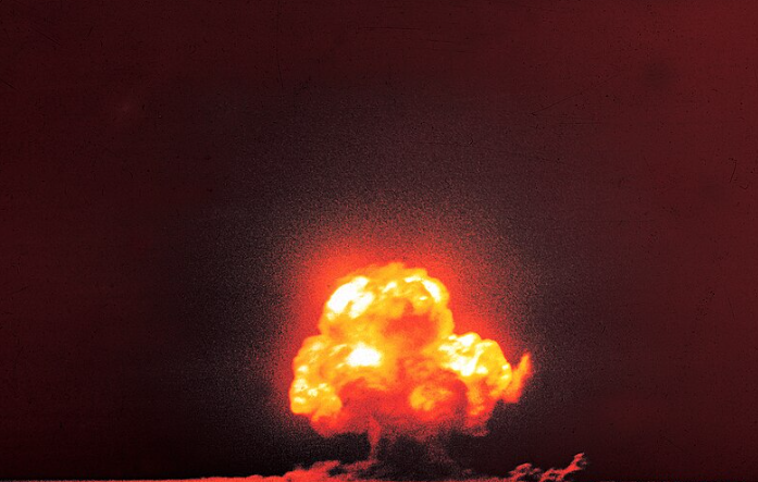 Prva testna eksplozija ameriške atomske bombe se je zgodila 16. julija 1945 v puščavi zvezne države Nova Mehika. Dva tedna pozneje so za uporabo v vojaškem spopadu na letalonosilko USS Indianapolis dostavili prvo pravo atomsko bombo z vzdevkom Little Boy.  | Foto: Laboratorij Los Alamos