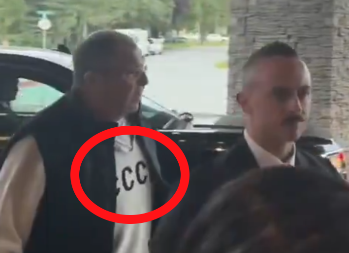 Ruski zunanji minister se je na srečanju med Donaldom Trumpom in Vladimirjem Putinom, ki je prejšnji petek potekalo na Aljaski, pojavil v puloverju z napisom Sovjetska zveza.  | Foto: Posnetek  zaslona