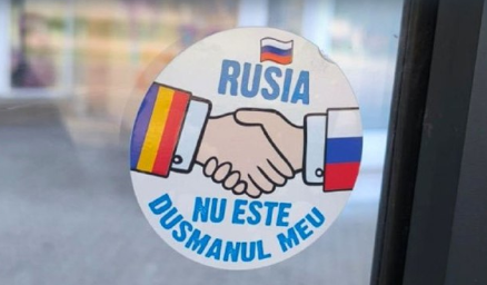 Ena od propagandnih nalepk, ki so jo opazili v Romuniji.  | Foto: Ukrajinski svet za nacionalno varnost in obrambo