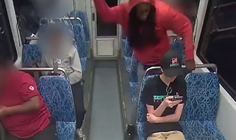 Dolgoletni prestopnik 34-letni Decarlos Brown mlajši je nenadoma vstal s sedeža in začel z nožem v vrat zabadati 23-letno Irino. | Foto: posnetek zaslona/CCTV kamera/Charlotte