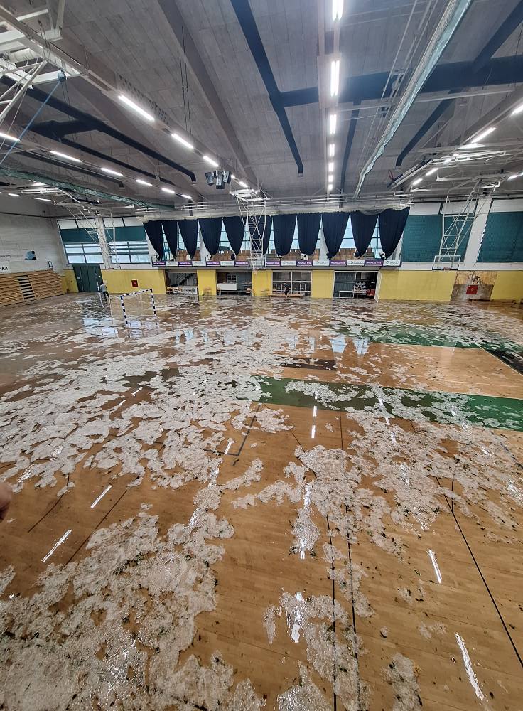 Dvorano Leona Štuklja je prejšnji teden ob neurju poplavilo. | Foto: Saša Škedelj