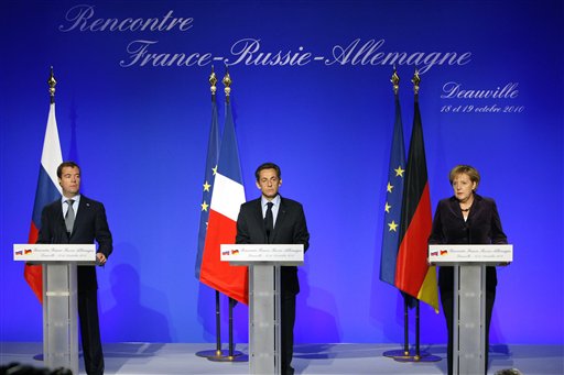 Leta 2010 so se na vrhu v Deauvillu v Franciji sestali tedanji voditelji Rusije, Francije in Nemčije – Dmitrij Medvedjev, Nicolas Sarkozy in Angela Merkel. To so bila leta, ko se je zdelo, da lahko EU in Rusija sodelujeta. | Foto: Guliverimage