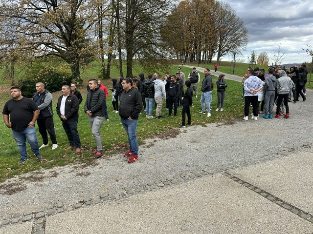 Zbralo se je nekje med 60 in 70 Romov, večinoma iz Bele krajine. | Foto: STA