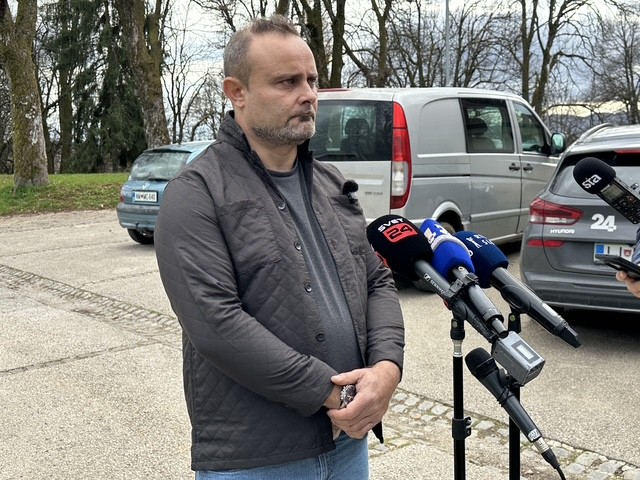 "Ali kdo misli, da imajo Romi tovarne za proizvodnjo orožja v naseljih, da imajo obrate za proizvodnjo droge? Treba se je vprašati, od kje ta droga, od kje orožje?," je opozoril Zvonko Golobič. | Foto: STA