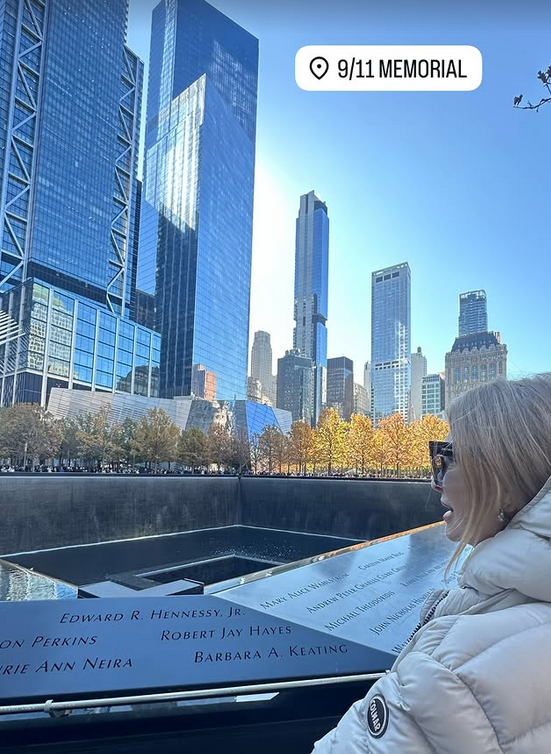 Helena B thumb alt Helena Blagne se je ustavila tudi na spominskem obeležju 9/11 v New Yorku, na mestu, kjer sta se 11. septembra 2001 v terorističnem napadu porušila dvojčka (zgradbi World Trade Centra). | Foto: Instagram/Helena Blagne