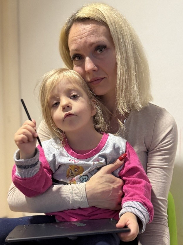 Mama Kristina z deklico Vito Evo, ki ima težko redko bolezen. | Foto: Društvo Viljem Julijan