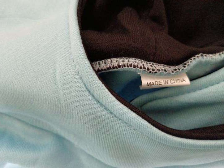 Trenirka, ki jo je domnevno mariborska trgovina poslala naši bralki, je v resnici prišla s Kitajske. Poslalo jo je podjetje Sengi Expressed Limited, ki je od leta 2021 sicer v večinski lasti italijanske pošte.  | Foto: Bralka