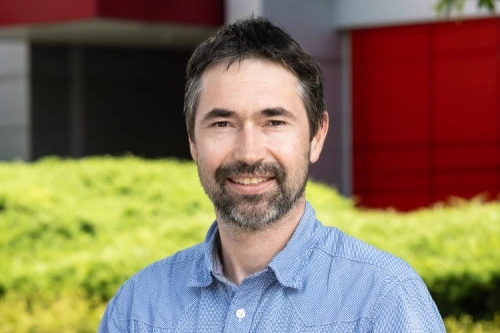 Ena od glavnih sprememb, ki jih prinaša generativna UI (genUI), je, da bo veščina pisanja dolgih, dobro oblikovanih besedil izgubila vrednost, zato je nujno treba razmisliti, kaj bi radi naučili študente pri posameznem predmetu, ugotavlja Luka Tomat, predavatelj na ekonomski fakulteti v Ljubljani.  | Foto: UL Ekonomska fakulteta