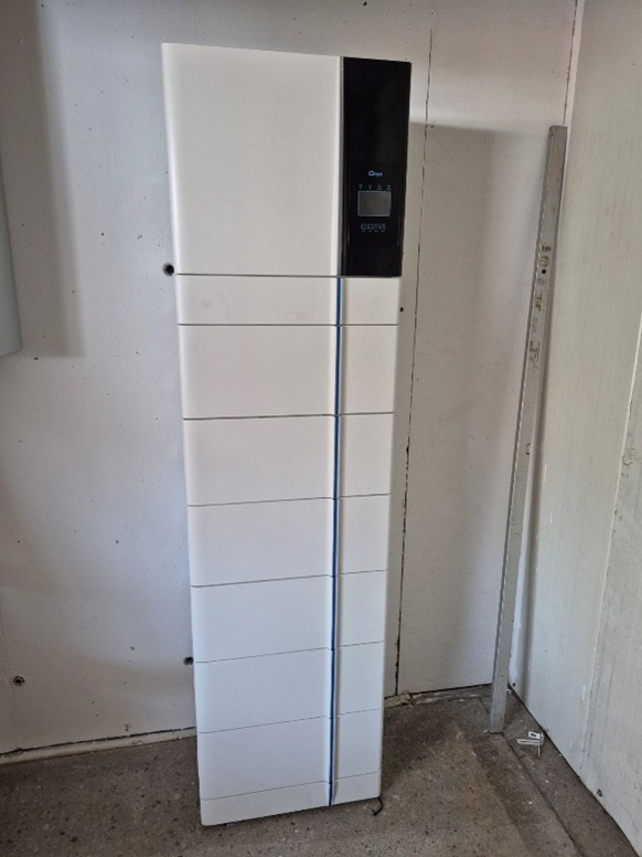 Primer hibridnega razsmernika in baterij                                                      | Foto: Fibernet