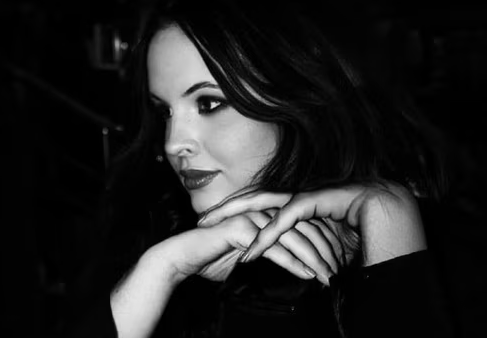 "Globoko smo zaskrbljeni zaradi izginotja novinarke Nike Novak. Premestitve znotraj Rusije politične zapornike pogosto naredijo nevidne, saj jih odrežejo od družine in pravne pomoči ter povečajo tveganje za zlorabe," so zapisali v organizaciji za zaščito demokratičnih vrednot Freedom House.  | Foto: RFE / RL