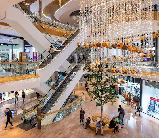 Slovenci darila najraje kupujemo v nakupovalnih središčih. Kot pravijo v Aleji, je decembra obisk tradicionalno povečan. | Foto: Robert Krumpak/Aleja/SES Slovenija