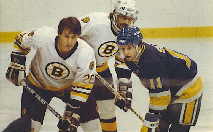 Mike Milbury (številka 26), ki je navijaču sezul čevelj in ga vrgel na led, je bil suspendiran za šest tekem, prejel pa je tudi nekaj denarne kazni. | Foto: WeatherExperiment/Wikimedia Commons