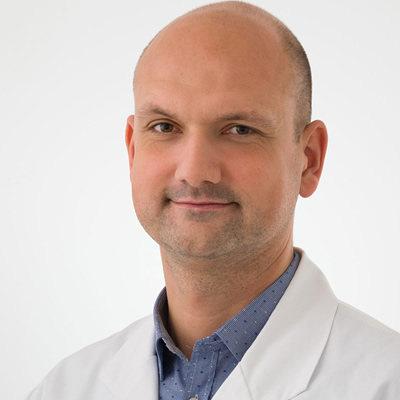 Operativne posege na stopalu v Arbor Mei izvaja doc. dr. Matjaž Merc, specialist ortopedije | Foto: arhiv ponudnika