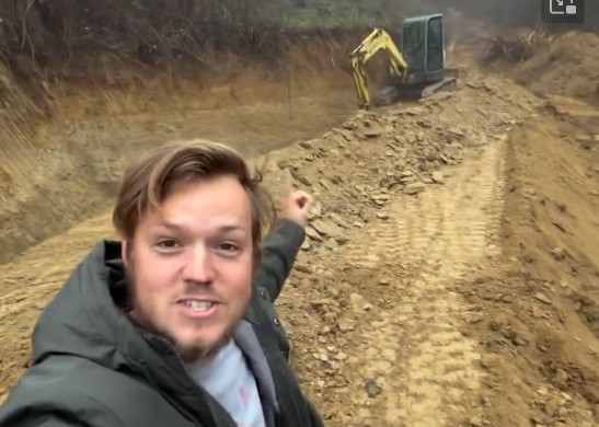 V okolici hiše bodo v prihodnje zaradi plazovitosti območja nad hišo postavili več podpornih zidov oziroma škarp, ki bodo zamejile območje in onemogočile drsenje zemlje s pobočja. | Foto: Instagram/Justus Reid