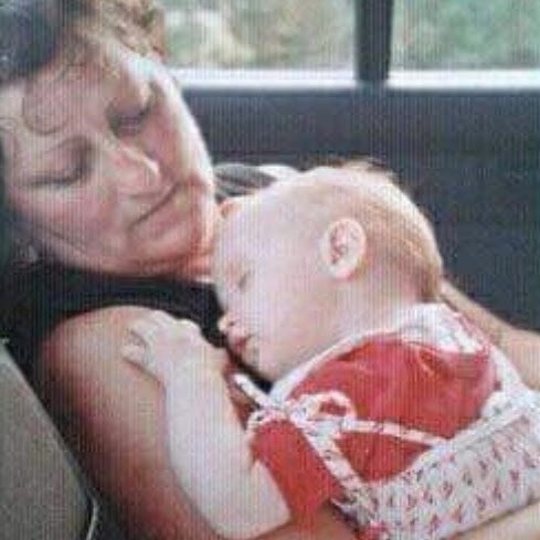 "Moja mami je bolna in čutim krivdo, da v resnici s tem, ko se trudim navezati stik z biološko mamo, iščem zamenjavo zanjo. V precepu sem, saj mame ne želim obremenjevati s tem, ko pa ima pred sabo še kakšno leto ali dve življenja." | Foto: Osebni arhiv Ela Kos