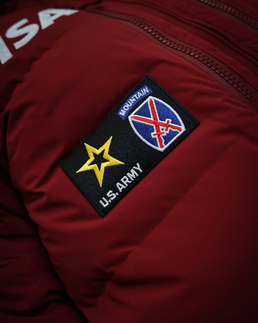 Ameriški olimpijci bodo na letošnjih olimpijskih igrah v Cortini in Milanu na svojih oblačilih nosili napis z logotipom 10. gorske divizije ameriške vojske, saj ima ta ključno vlogo pri razvoju smučarske in deskarske industrije v ZDA. | Foto: 