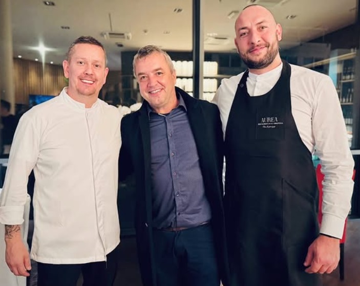 Odprtja restavracije Aurea se je udeležil tudi vipavski župan Anton Lavrenčič in Denisu Ibrišimoviću čestital za gastronomsko popestritev mesta. | Foto: Osebni arhiv