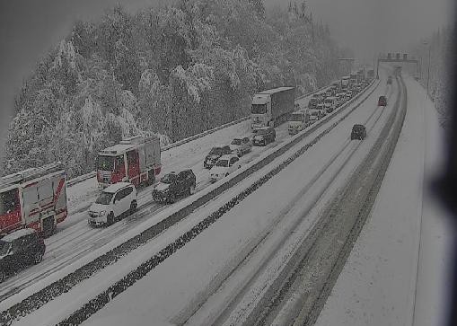 Sneg se močno oprijema cestišč, kar povzroča številne nevšečnosti v prometu. | Foto: Asfinag