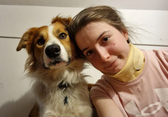 Štirinožni terapevt Čarli, brez katerega bi ji bilo veliko težje. | Foto: Osebni arhiv