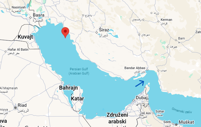 Otok Harg (označen z rdečo barvo na zemljevidu) ne leži v Hormuški ožini (označena z modro puščico), ampak precej severneje od nje. | Foto: Google Maps/posnetek zaslona