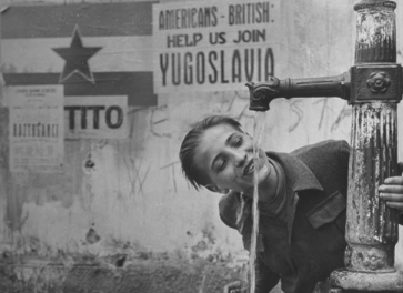 Jeza je bil zagovornik narodnoosvobodilnega boja, grajal pa je komuniste, ker so po njegovem prepričanju zlorabili osvobodilni boj za prevzem oblasti in uvedbo diktature. Na fotografiji: neznano dekle v Trstu po drugi svetovni vojni. | Foto: propagandopolis/posnetek zaslona/X