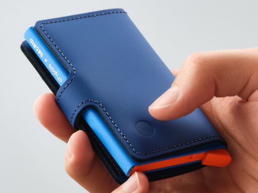 Poleg črne, ki smo jo preizkusili, je sledljiva denarnica Chipolo x Secrid Miniwallet Trackable na voljo tudi v modri različici, ki jo poživi malo oranžne barve. Na zunanji strani se vidi preprosto dosegljiv gumb sledilnika Chipolo CARD, če je sledilnik vstavljen v namenski prostor v denarnici.  | Foto: Chipolo
