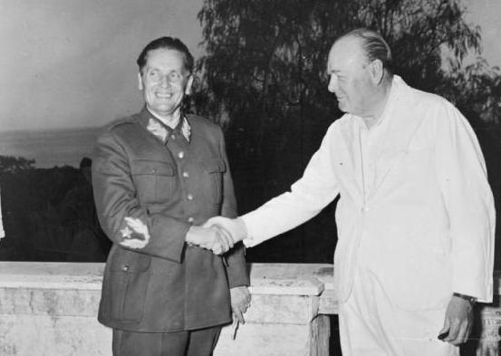 Churchill in Tito sta se prvič srečala v Neaplju avgusta 1944, ko je bil sovjetska vojske že na mejah Srbije. Nekaj mesecev pozneje je Tito že vladal Jugoslaviji iz Beograda. Marca 1945 je postal tudi predsednik vlade, ki so jo priznavali vsi zavezniki. | Foto: Wikimedia Commons