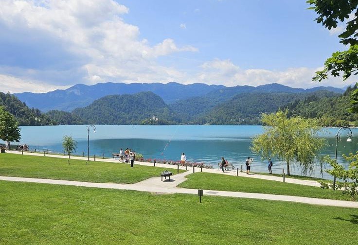 Zaradi varovanja prostora in ohranjanja urejenosti gibanje obiskovalcev je gibanje obiskovalcev usmerjeno na urejene poti.  | Foto: Občina Bled